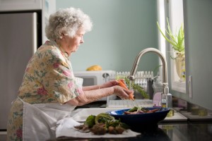 Idratazione negli anziani: un’attenzione fondamentale in estate