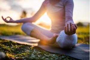 Lo yoga può aiutare contro l’incontinenza urinaria? Una risposta naturale e delicata